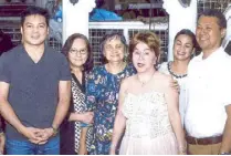  ??  ?? (From left) Gabby Concepcion, Nelia Mendoza, Rexie Sagaral, Divine Austria, Rowena and Marshall Sagaral