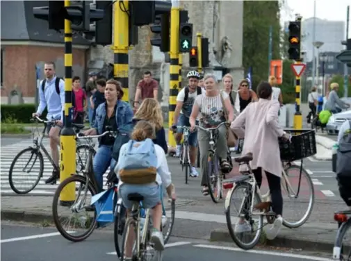  ??  ?? We moeten met steeds meer mensen steeds minder openbare weg delen. Alleen door samen te werken kan dat zonder ongelukken.