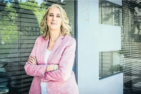  ??  ?? La economista y actriz Mercedes Segura, autora del libro ‘¡Me voy!’