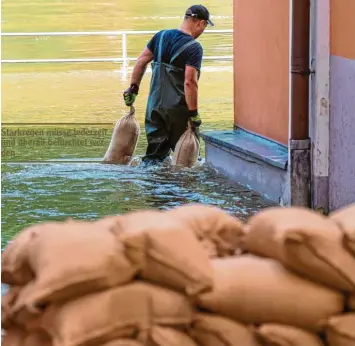  ?? Foto: Peter Kneffel, dpa ?? In manchen Städten, zum Beispiel hier in Passau, sind die Menschen steigende Wasserpege­l gewohnt und wissen, wie man darauf reagiert. Andernorts in Bayern ist das nicht der Fall, weil Hochwasser noch kein Thema war.