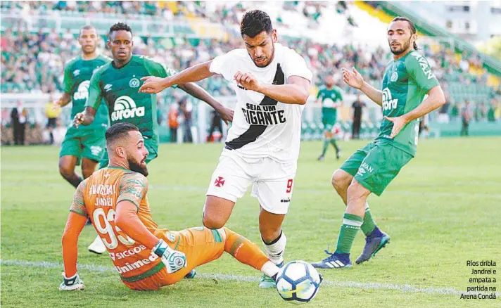  ?? CARLOS GREGÓRIO JR/VASCO.COM.BR ?? Ríos dribla Jandrei e empata a partida na Arena Condá