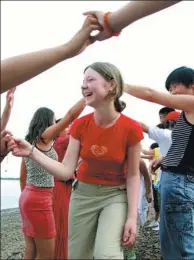  ?? QIU GUODONG / FOR CHINADAILY ?? Children from the two cities play a game together in Heihe, in September, 2007.