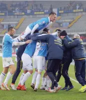  ?? GETTY IMAGES ?? L’esultanza dei giocatori del Chievo dopo il gol vittoria