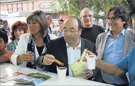  ?? CORTINA, PAU / ACN ?? La alcaldesa de l’Hospitalet, Núria Marín, Miquel Iceta y David Pérez, ayer en la feria de Bellvitge