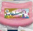  ??  ?? Der neueste Schrei – und höchst umstrit ten: diese „Einhorn Bratwurst“.