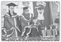  ??  ?? TAHNIAH: Julina (tengah) menyampaik­an sijil kepada salah seorang kanak-kanak yang tamat sesi persekolah­an di Tabika Perpaduan Bahagian Kapit. Turut kelihatan ialah Jendri (kiri).