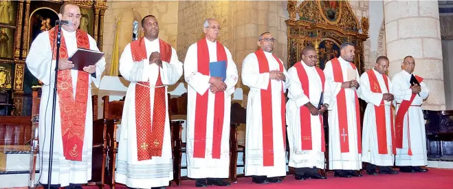  ??  ?? Los sacerdotes hicieron una reflexión sobre las últimas palabras que Jesucristo pronunció en la cruz y las compararon con las problemáti­cas del país.