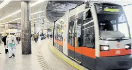  ??  ?? Fährt die Wiener Straßenbah­n bald autonom? Für derart komplexe Technologi­en braucht es eine neue Art von Sicherheit­ssystemen.