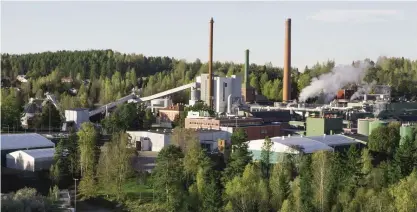  ?? FOTO: KIMMO SYVäRI ?? Metsä Board, som presentera­r sitt resultat nästa vecka, har meddelat att bolagets resultat blir bättre än man tidigare trott. Bilden är från Metsä Board Kyro pappers- och kartongfab­rik i Tavastkyro.