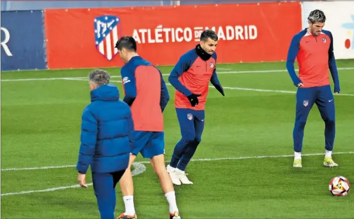  ?? ?? La plantilla del Atlético, con De Paul y Correa en primer plano, durante un ejercicio en la última sesión antes de enfrentars­e al Athletic en la ida de la semifinal de Copa.