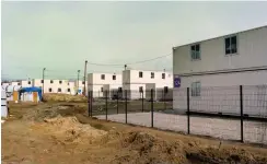  ?? Foto: Refugee Support Calais ?? »Wie ein Gefängnis«: das staatliche Container-Camp