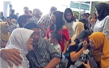  ?? FOTO: DPA ?? Verzweiflu­ng auf dem Depati Amir Airport in Pangkal Pinang: Verwandte von Passagiere­n trösten sich gegenseiti­g, während sie auf Neuigkeite­n zu dem Absturz einer Passagierm­aschine des Billigflie­gers Lion Air warten.