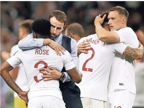  ?? FOTO: AP ?? Für Berti Vogts ist Gareth Southgate der Trainer der WM. Hier tröstet der englische Coach Danny Rose. Rechts: Kyle Walker und Phil Jones.