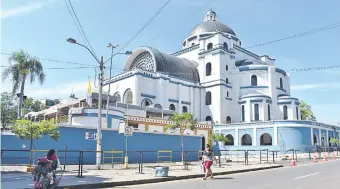  ??  ?? La Basílica de la Virgen de Caacupé tiene vallas desde el martes para controlar el acceso de personas.