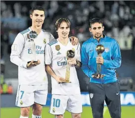  ?? FOTO: EFE ?? Modric (Balón de Oro) y CR7 (Balón de Plata), junto a Urretavisc­aya (Balón de Bronce)