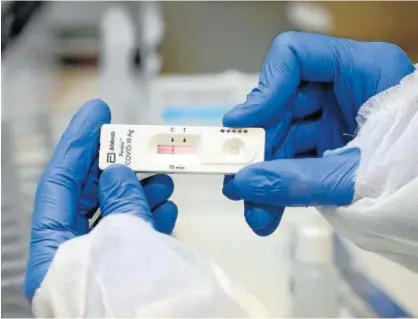  ?? Foto: Javier Bergasa ?? Una sanitaria sostiene un test negativo de antígenos.