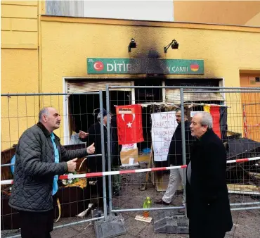  ?? Foto: nd/Ulli Winkler ?? Gürsel Tabaktas (links), Vorsitzend­er einer Berliner Ditib-Gemeinde, im Gespräch mit einem Anwohner