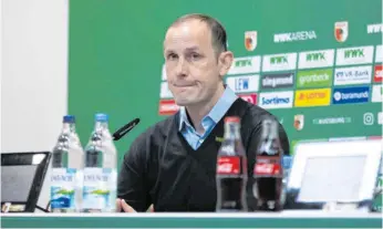  ?? FOTO: CHRISTIAN KOLBERT/IMAGO IMAGES ?? Keine Seitenlini­e, nur Couch: Heiko Herrlich muss seinem FC Augsburg beim Restart zusehen.