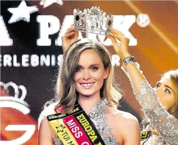  ?? DPA-BILD: DECK ?? Wettbewerb gewonnen: Nadine Berneis (links) wird im Europa-Park zur „Miss Germany 2019“gekürt. Sie erhält die Krone von ihrer Vorgängeri­n, Anahita Rehbein.