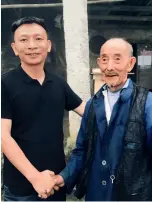  ?? Han Xinhao, China.org.cn ?? Chen Guohai ( izq.) y un aldeano al que ayudó a salir de la pobreza con la venta de productos agrícolas.