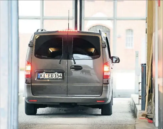  ?? FABIAN BIMMER /REUTERS ?? El vehículo en el que la policía alemana trasladaba al expresiden­t Carles Puigdemont llegando ayer por la tarde a la prisión de Neumünster