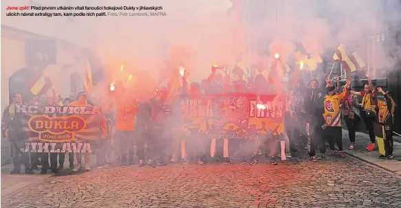  ?? Foto: Petr Lemberk, MAFRA ?? Jsme zpět! Před prvním utkáním vítali fanoušci hokejové Dukly v jihlavskýc­h ulicích návrat extraligy tam, kam podle nich patří.