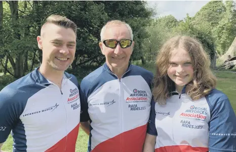  ?? ?? Chris Hodder (left), Geoff Fitzjohn (centre), Emily Hodder (right) are taking on a bike ride for the RAF Associatio­n.