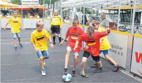  ?? FOTO: REINER SCHICK ?? Mit vollem Einsatz wird auf dem Laupheimer Rathauspla­tz um den WM-Titel gekämpft.