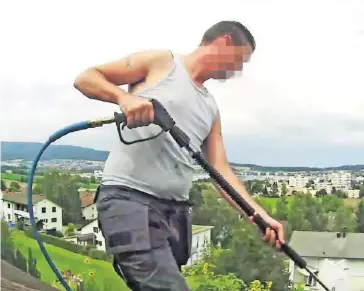  ?? LESER-REPORTER ?? Die Wettercam auf dem Hausdach filmte einen der Männer bei der Arbeit. Video: Sehen Sie die Dachreinig­er bei der Arbeit auf 20minuten.ch