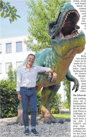  ?? FOTOS: MORITZ SCHILDGEN/ SCHLEICH ?? Schleich- Chef Dirk Engehausen mit einer Figur eines Tyrannosau­rus vor dem Hauptsitz des Spielwaren­hersteller­s in Schwäbisch Gmünd. Bekannt ist das Unternehme­n auch für seine Schlumpffi­guren, die seit 1965 im Sortiment sind.