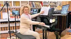 ?? FOTO: JÜRGEN MÖLDERS ?? Britta Mölders sitzt an ihrem Klavier, neben ihr steht ein Laptop. Die Musiklehre­rin gibt in der Krise Musikunter­richt per Video-konferenz.