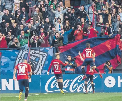  ?? FOTO: LOF ?? Los jugadores de Osasuna celebran el tanto de Roberto Torres al filo del descanso
