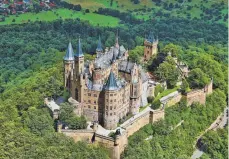  ?? FOTO: ROLAND BECK ?? Die Bastionsma­uer rund um die Burg Hohenzolle­rn wird saniert. Die Arbeiten werden zehn Jahre andauern.