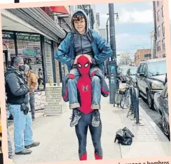  ?? INSTAGRAM ?? con su hermano a hombros
Tom Holland, vestido de Spider-man,