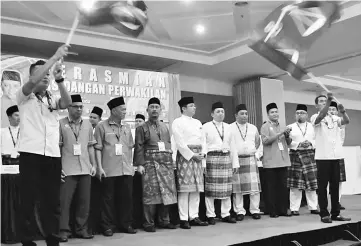  ??  ?? Arifin (fifth right) and Rizal (sixth right) during the officiatin­g of the Tawau Umno Youth Representa­tive Conference yesterday.