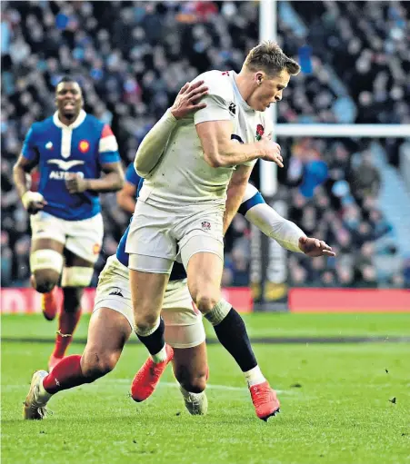  ??  ?? Ash denied his splash: Nigel Owens awarded a penalty try for this tackle by Gael Fickou on Chris Ashton before he collected