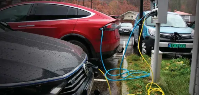  ?? FOTO: KJETIL NYGAARD ?? Eierne av de to Tesla-ene, Passat-en og Renault-en ladet gratis på de kommunale ladepunkte­ne i Graslia ved Vennesla sentrum tirsdag. Det vil noen av politikern­e ha slutt på.