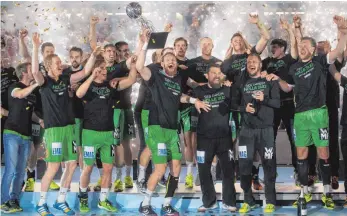  ?? FOTO: DPA/MARIJAN MURAT ?? Der EHF-Pokalsiege­r Frisch Auf Göppingen kommt am 12./13. August zum Sparkassen-Cup nach Ehingen – allerdings spielen einige langjährig­e Leistungst­räger wie Kapitän Manuel Späth (Mitte, mit dem Europapoka­l) und Lars Kaufmann (rechts) nicht mehr für die Grün-Weißen.