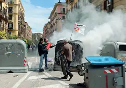  ??  ?? La protesta Una settimana fa residenti e mercatali del Vomero bloccarono le strade incendiand­o casonetti per dire no al piano di parcheggi in zona Antignano