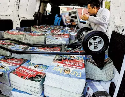  ?? EDUARDO CONTRERAS U-T ?? Workers load copies of the Reader at Price Self Storage in San Diego. Local publicatio­ns are struggling to find printing locations.