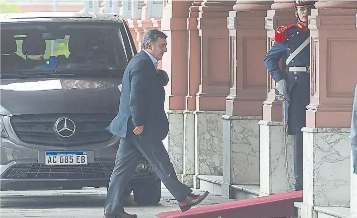  ?? DAVID FERNANDEZ ?? Propuesta. El diputado radical Mario Negri, ayer, a punto de entrar a la reunión en la Casa Rosada donde se definió un esquema de cuotas para pagar el aumento del gas.