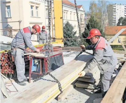  ?? ?? PREMA PODACIMA DZS-A, u travnju je izdano 1005 građevinsk­ih dozvola, što je 18,2 posto više nego u travnju prošle godine. Predviđena vrijednost radova po tim dozvolama je 3,16 milijardi kuna, no pitanje je hoće li ih uopće imati tko odraditi