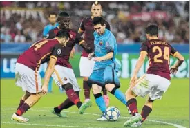  ?? FOTO: PEP MORATA ?? Leo Messi rodeado de jugadores de la Roma en la última visita del Barça