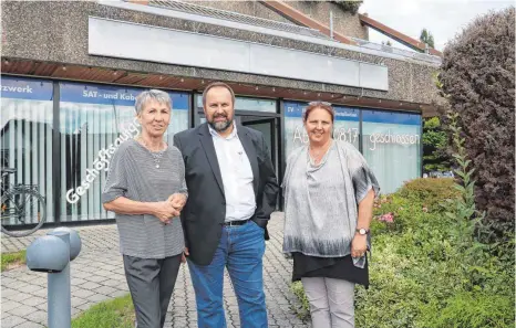  ?? FOTO: GR ?? Monika Papert, Rudolf Wiedmann und Martina Wiedmann (von links) vor dem Gebäude von Elektro Papert in Neunheim. Das Geschäft wird zu einer Intensivpf­lege-WG umgebaut. Im Januar sollen die ersten Patienten einziehen können.