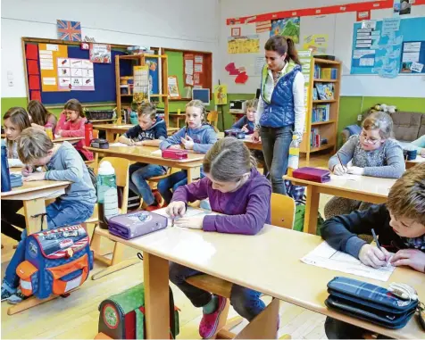  ?? Symbolfoto: Matthias Becker ?? Fehlt es auch in der Region schon bald an Lehrern für die Grund und Mittelschu­len? Die Anzeichen für einen neuen Lehrermang­el mehren sich.