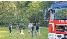  ?? FOTO: FEUERWEHR ?? Neben Fahrzeug- und Gerätekund­e kam auch das Spielerisc­he nicht zu kurz, etwa beim „Jenga XXL“.