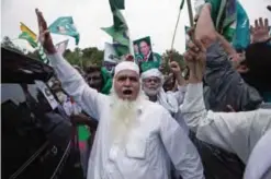  ??  ?? ISLAMABAD: Supporters of Pakistan’s deposed Prime Minister Nawaz Sharif shout slogans against the opposition during a rally. —AP