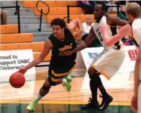  ?? CITIZEN PHOTO BY DAVID MAH ?? UNBC Timberwolf Sam Raphael breaks around Landry Ndayitwaye­ko, of the UBC Okanagan Heat.