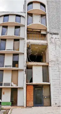  ?? [PHOTOS BY CHRIS LANDSBERGE­R, THE OKLAHOMAN] ?? The abandoned hotel that is a part of the former Lincoln Plaza at 4345 N. Lincoln Blvd. is a visual blight along the corridor, with numerous broken windows and graffiti.