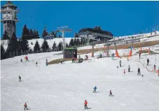  ?? FOTO: PATRICK SEEGER/DPA ?? Die Piste am Seebuck auf dem Feldberg im Schwarzwal­d: Dort bereitet man sich auf die Skisaison in Zeiten der Pandemie sehr genau vor.